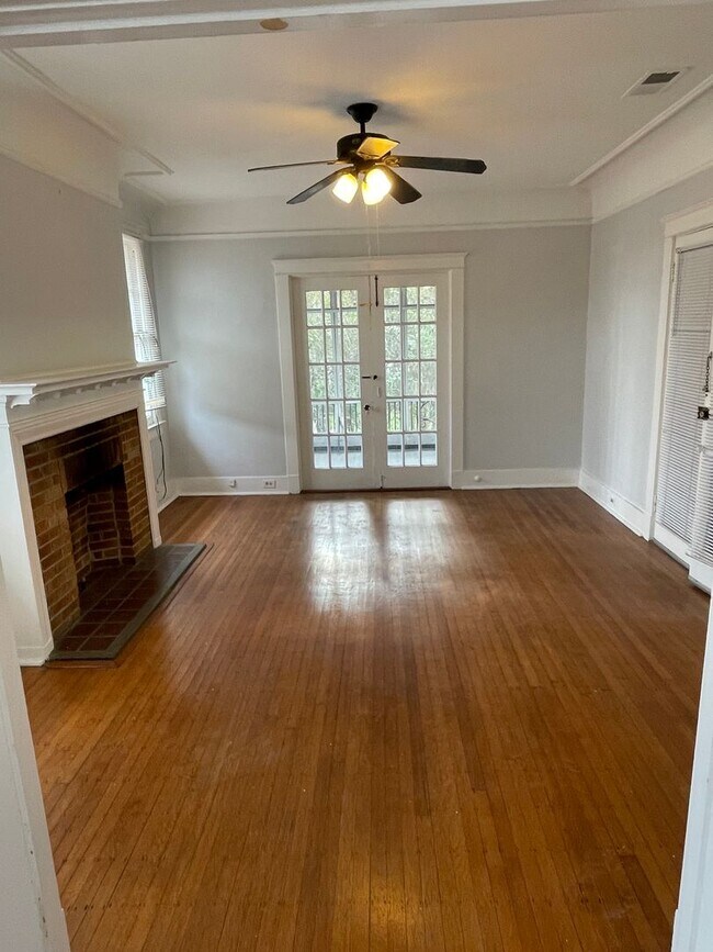 Photo - 1BD/1BA on Broadway St. Shared Laundry on ... Unidad 1724- A