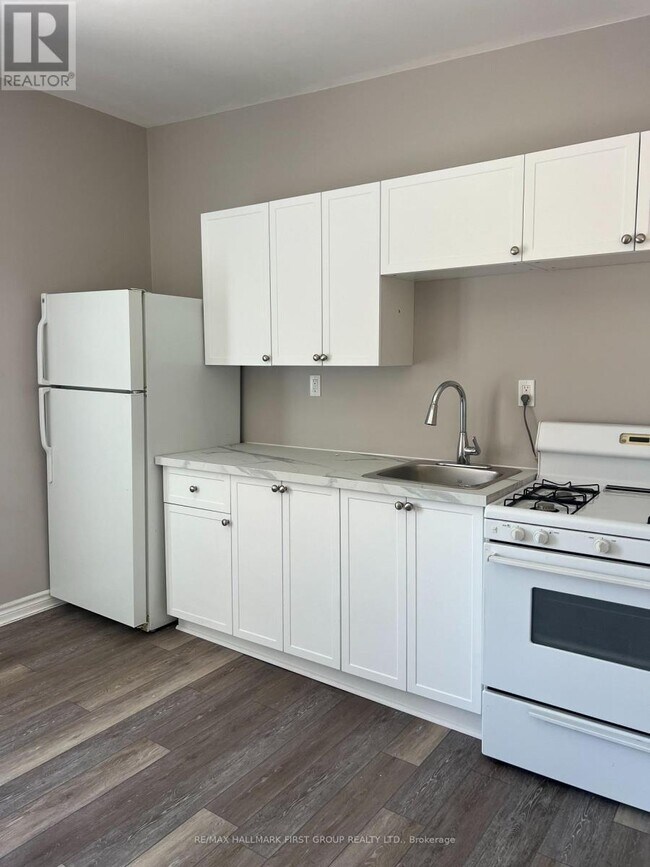 Photo - 730 Simcoe St S Unit 5