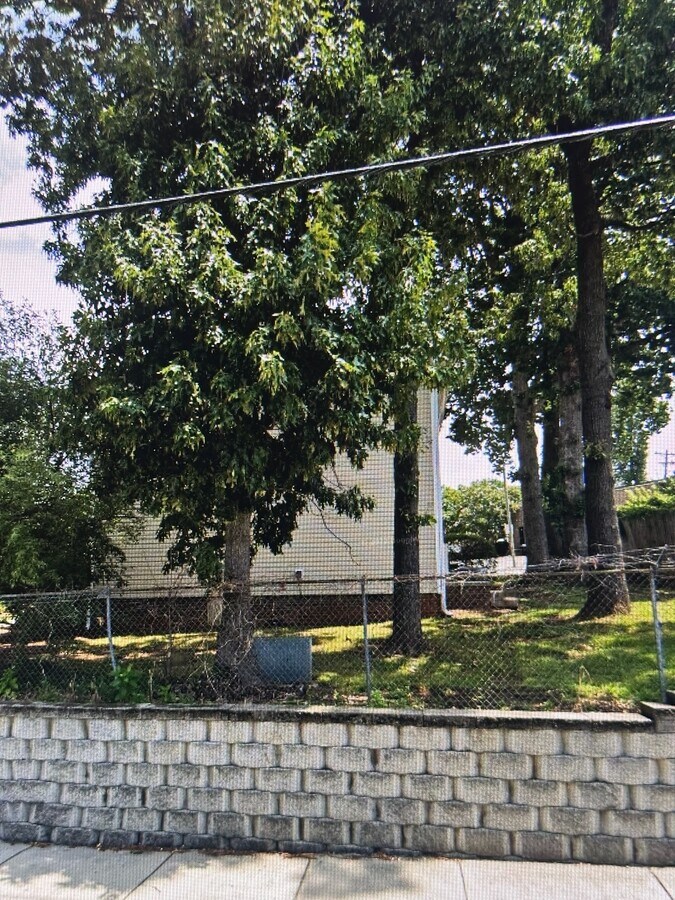 Photo - 1630 Spring Garden St Townhome