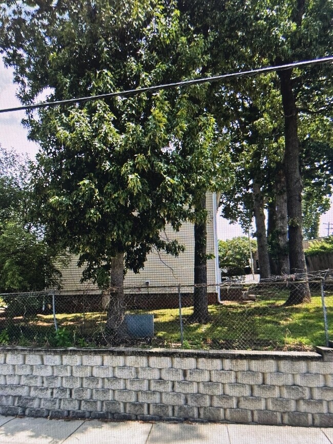 Building Photo - 1630 Spring Garden St Rental