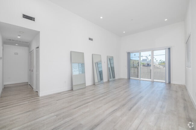 4 habitaciones, 3 baños - 111 metros cuadrados - Sala de estar - 4550 W 18th St