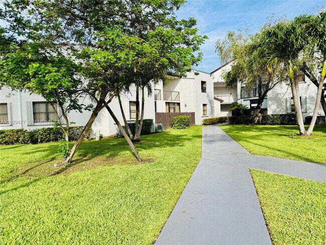 Photo - 9429 Fontainebleau Blvd Unidad 201-33