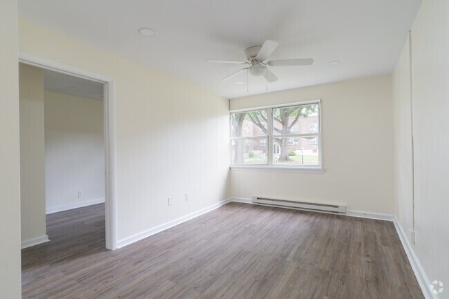 2BR, 1BA - 700SF Living Room
