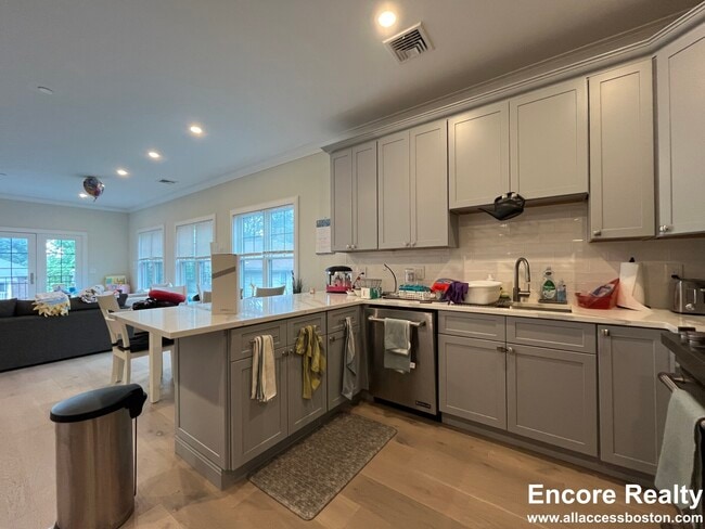 Photo - 32 Cummins Hwy Unit 4