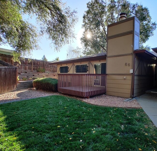 Building Photo - Great 2 bedroom single level townhome in quiet neighborhood