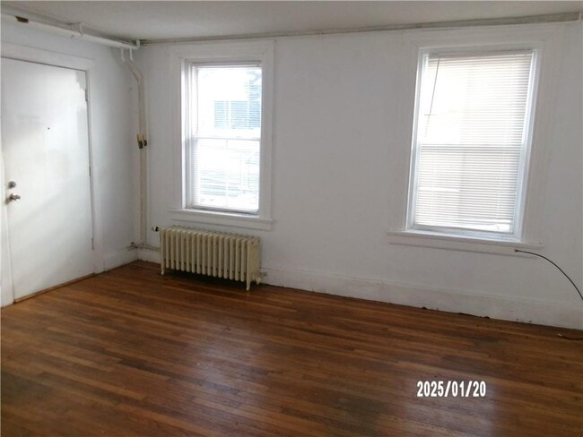 Photo - 100 Bowen St