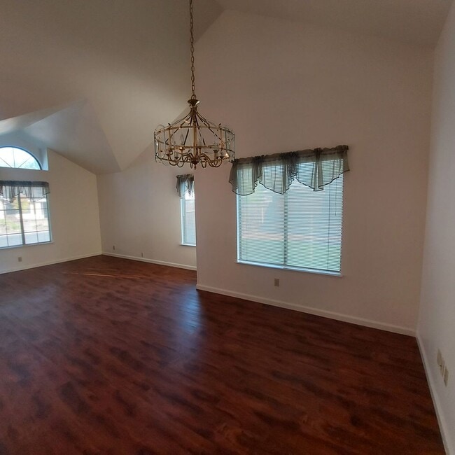 Photo - Nice 3bed and 2 bath home; excellent Roseville location