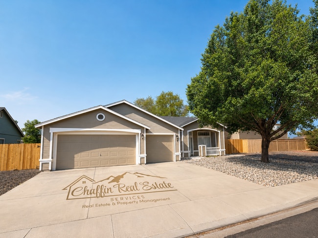Building Photo - 3 Bedroom Remodeled in FANTASTIC Location