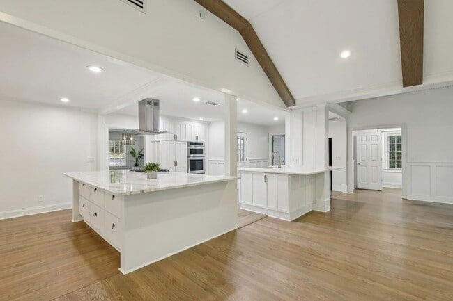 Photo - 1905 Gainsborough Dr