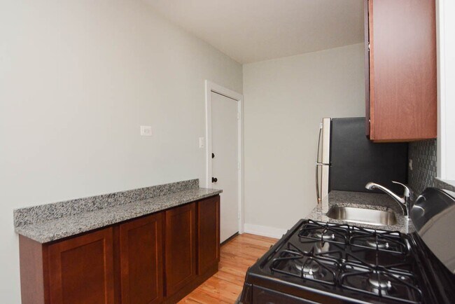 Photo - 1034 W George St Unit 24