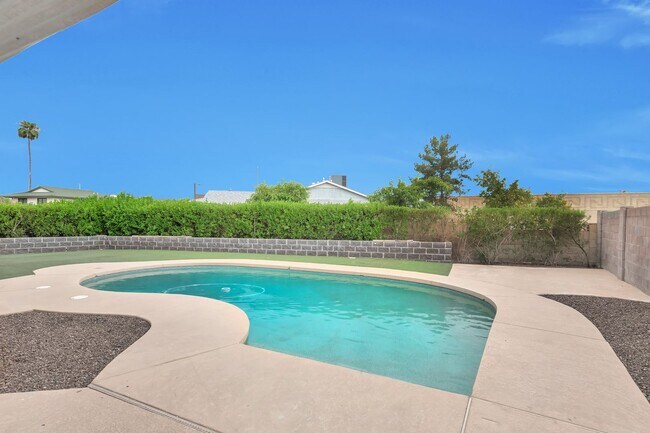 Photo - ASU 6 Bedroom! 3.5 Baths Pool!