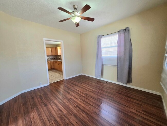 Photo - 1411 E Orman Ave