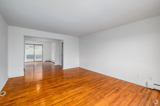 2BR, 2BA - 977SF - Living Room - Lindvale Gardens
