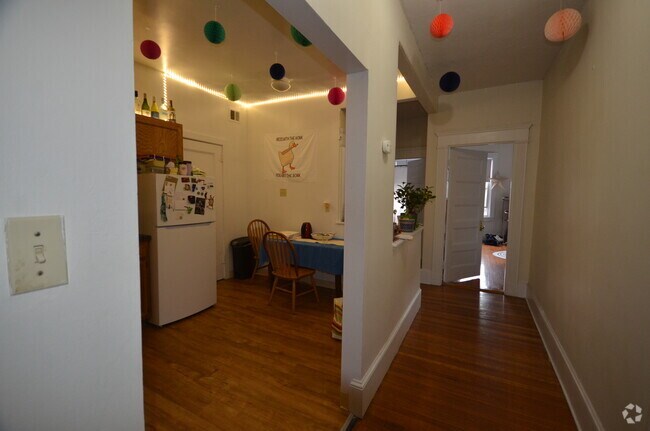 Building Photo - 1566 Beacon St Unit 11 Rental
