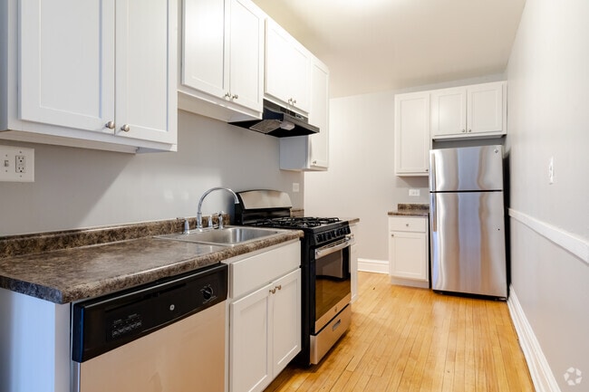 2BR, 2BA - 870SF