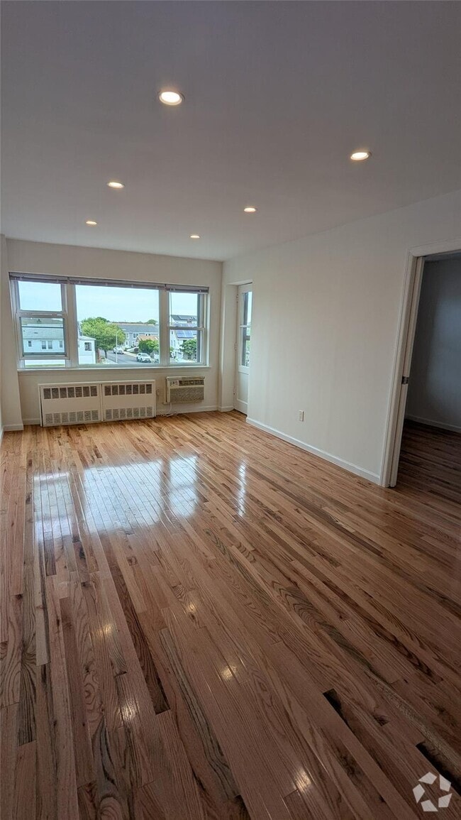 Building Photo - 740 E Broadway Rental