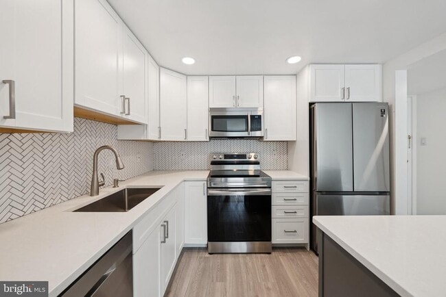 Building Photo - 6300 Stevenson Ave Unit 503