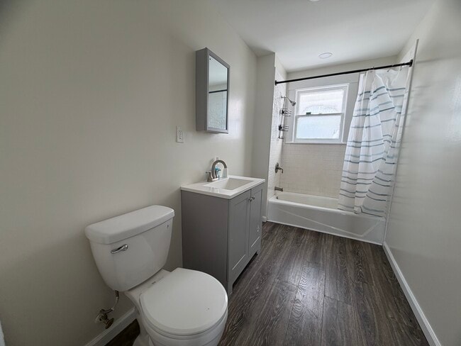 Photo - 608 Emily St Unit 3 bedroom apartment