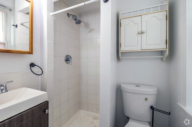 1BR, 1BA - 720SF - Bathroom