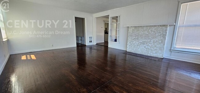 Building Photo - Minutes to Downtown Grants Pass