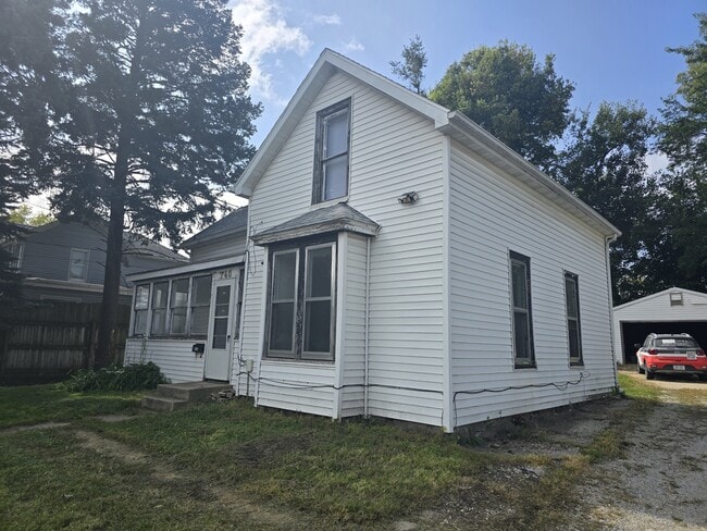 Building Photo - 740 W 11th St