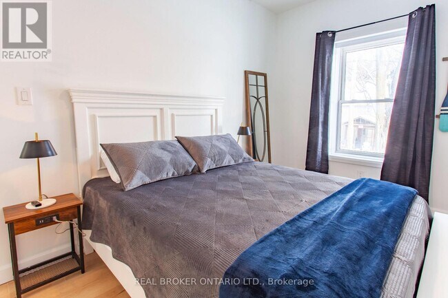 Photo - 97 Albert St S