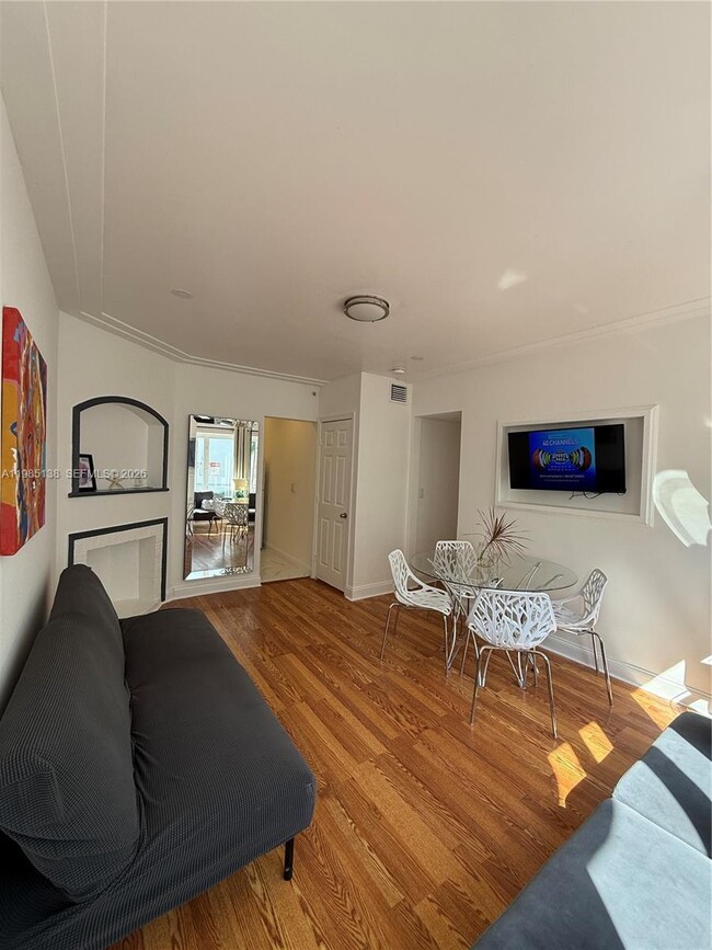 Building Photo - 1542 Jefferson Ave Unit 5