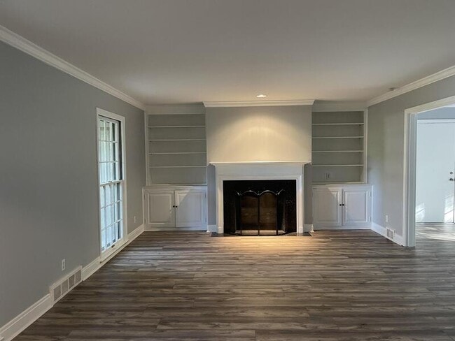 Photo - 711 Waterford Rd