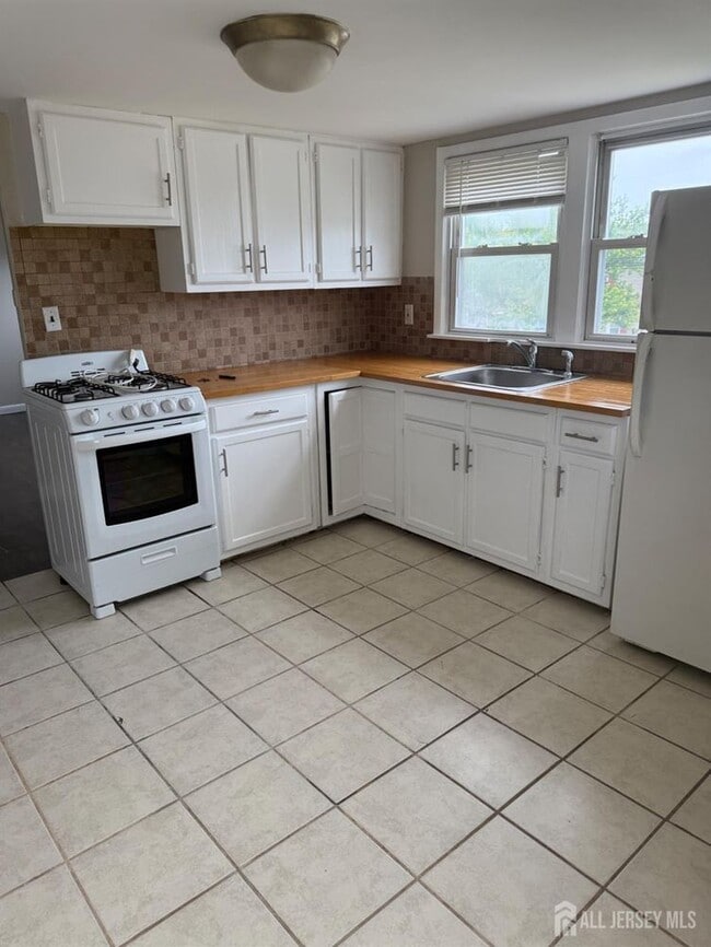 Building Photo - 8 Kendall Dr Unit 8 Rental