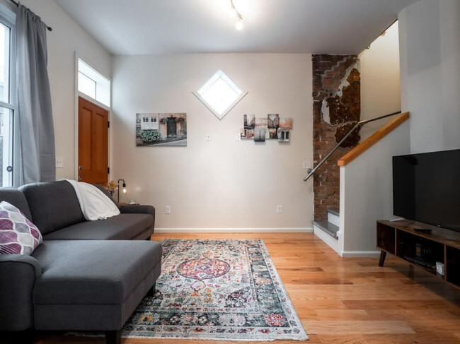 Building Photo - 1608 Pleasant St Rental