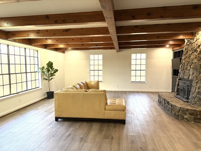 Building Photo - 5901 Star Ln