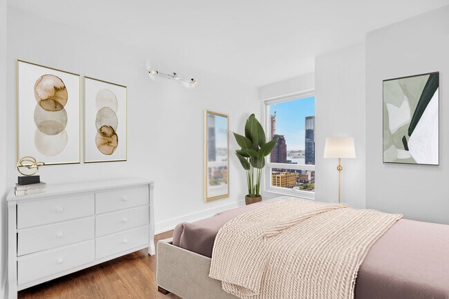 Photo - 350 W 42nd St