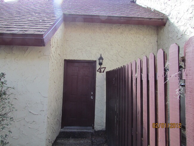 Building Photo - 2 BEDROOM 1 BATHROOM CONDOMINIUM IN OAK BR...