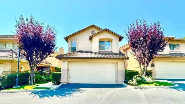 Building Photo - Lovely Two-Story Home in The Heights Overl...
