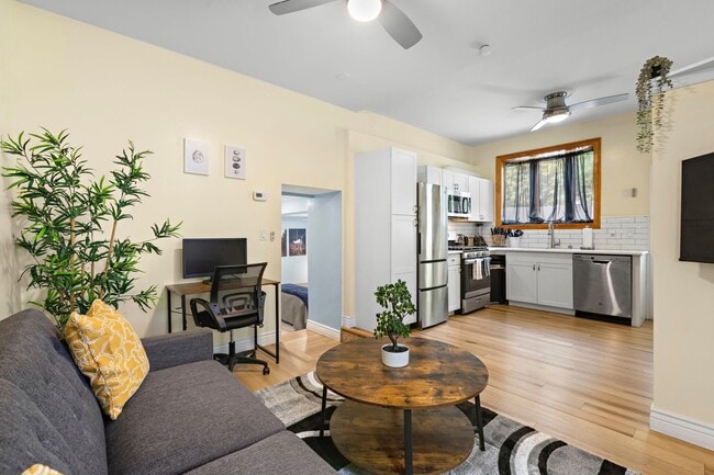 Building Photo - 137 W 15th St Unit G