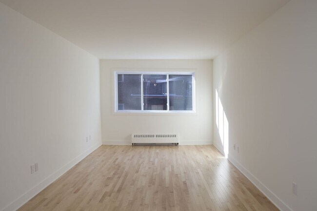 Photo - 4570 Chem. Queen Mary Unit 108