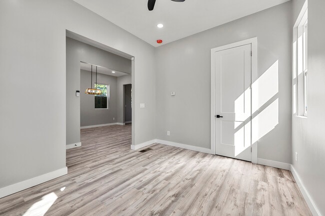 Photo - 726 Windsor St SW