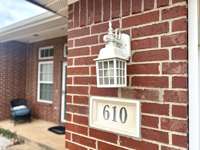 Building Photo - 610 Summer St