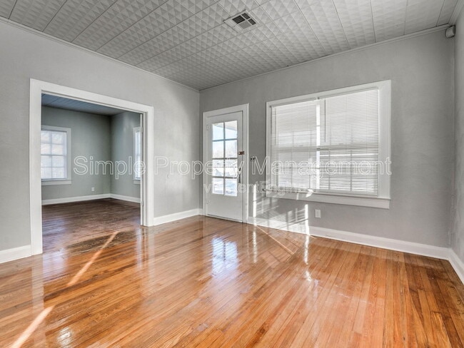 Photo - 812 N Broadway Ave