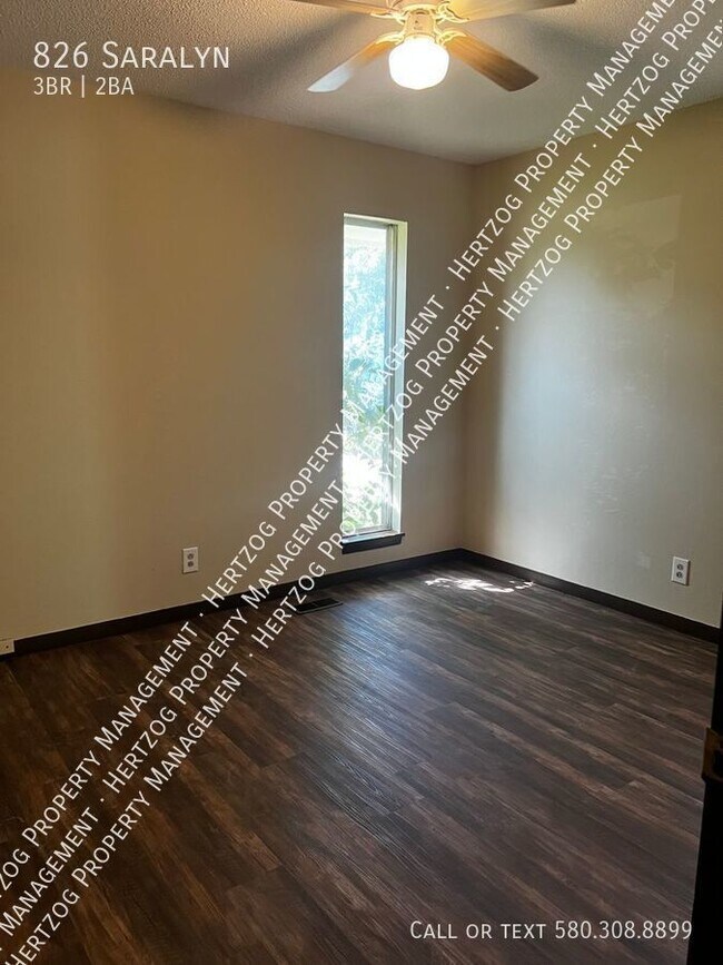 Photo - 826 Saralyn-