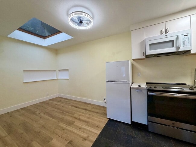 Building Photo - Newly Updated Detached Studio w/Private Deck in Prime Castro Location