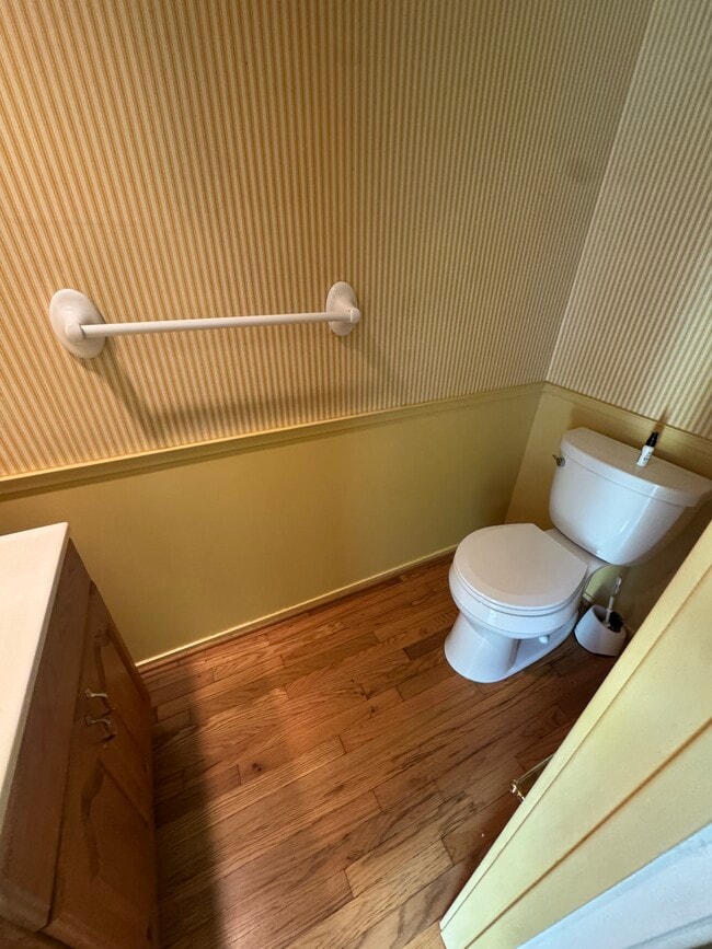 Baño de invitados en la entrada - 19621 Sparr Spring Rd