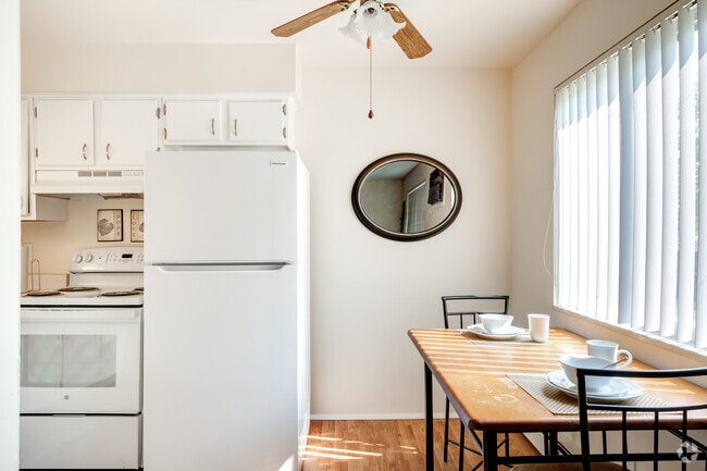 2BR, 1BA - 900SF - Dining Area & Kitchen