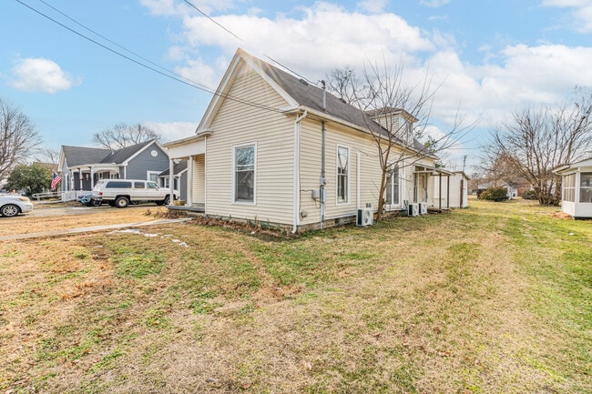 Photo - 319 Montague St