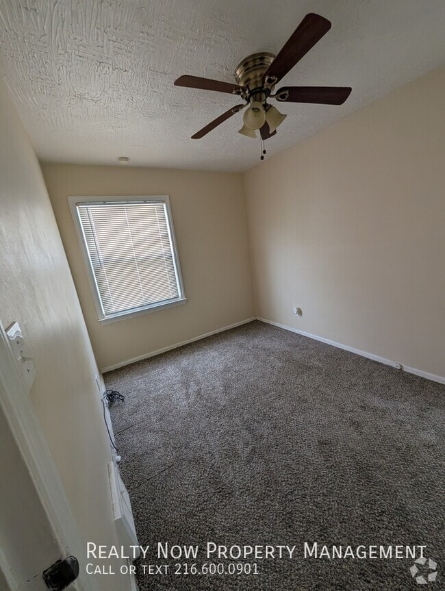 Building Photo - 5475 Hollywood Ave Rental