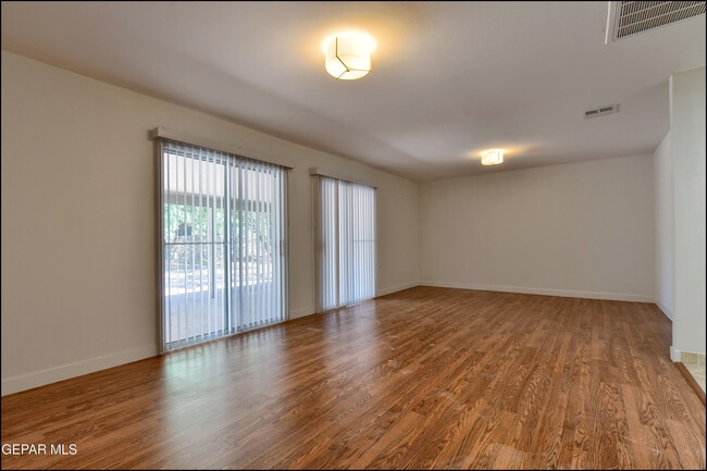 Photo - 3807 Waymore Dr