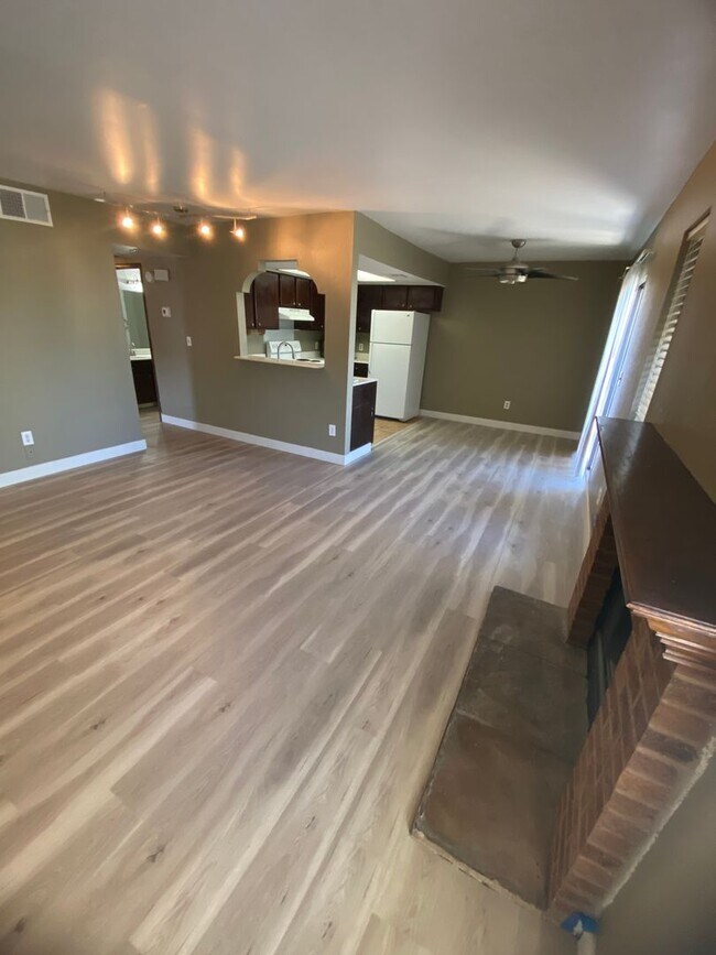 Photo - AMERICANA Property Mgmt - Downstairs 2 Bed... Casa