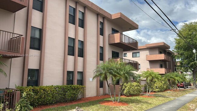 Building Photo - 690 NE 123rd St Unit 208 Rental