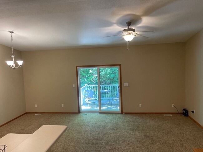 Photo - 27-28 Cherry Hill Ct - Hampton, IL