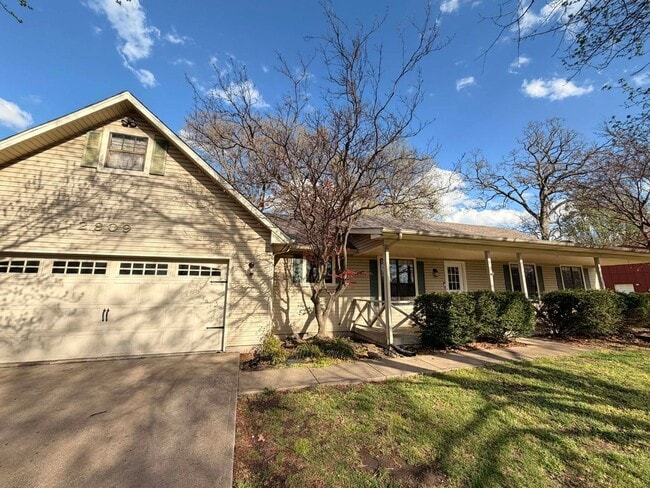 Building Photo - COMING SOON: COMFORT MEETS STYLE IN THIS SPACIOUS BEAUTIFUL 3 BEDROOM / 2 BATHROOM WITH XTRA ROOM...